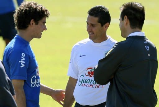 El por entonces entrenador asistente de la selecci&oacute;n brasile&ntilde;a Jorginho (C) conversa con el t&eacute;cnico Dunga (D) y con Alexandre Pato (I), el 13 de junio de 2007 en Rio de Janeiro.