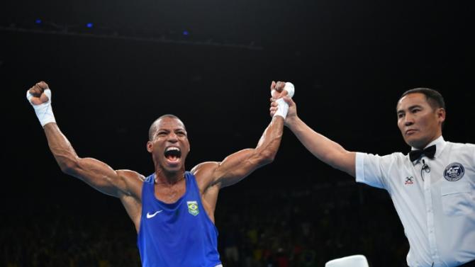 O boxeador brasiliero Robson ConceiÃ§Ã£o (E) comemora vitÃ³ria sobre o cubano Lazaro Jorge Alvarez, nos Jogos OlÃ­mpicos do Rio, no dia 14 de agosto de 2016