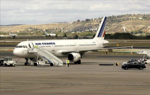 España ha activado el protocolo de emergencia sanitaria en el Aeropuerto Adolfo Suárez Madrid-Barajas por un pasajero de Air France que durante un vuelo entre París y Madrid sufría temblores, lo que hizo que la tripulación alertara a las autoridades sanitarias españolas.EFE