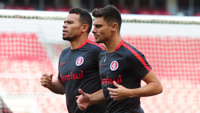 Em vÃ­deo, Dinei, Ã­dolo do Corinthians, esculacha jogadores do Inter e provoca: "VocÃªs vÃ£o cair"