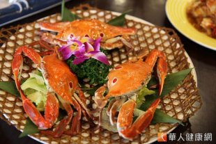 萬里蟹中的三點蟹是漁夫們的最愛，其蟹肉飽滿鮮美，但有獨特的海磯美味。（攝影／洪毓琪）