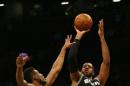 El jugador LaMarcus Aldridge (#12 de los San Antonio Spurs) lanza a canasta pese a la oposición de Thaddeus Young (#30 de los Brooklyn Nets) en el partido disputado en Nueva York el 11 de enero de 2016