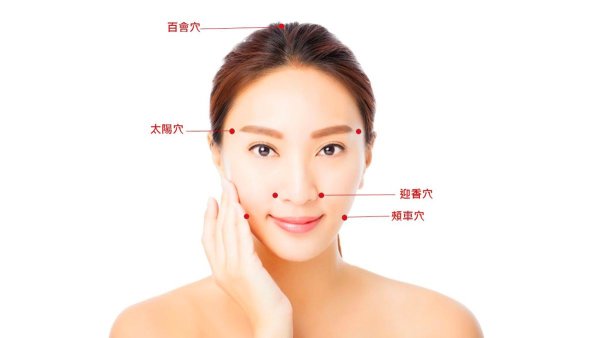 全臉肌膚按摩的原則為「由下往上」拉提，穴位可用穴點壓揉方式按摩。