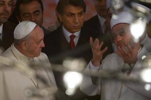 O papa Francisco (E) durante a visita à Mesquita Azul de Istambul com o mufti Rahmi Yaran