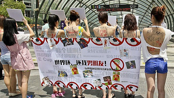 Phụ nữ Thượng Hải biểu tình ngăn chồng xem World Cup WC1-6802-1405070277-20140711-102114-132