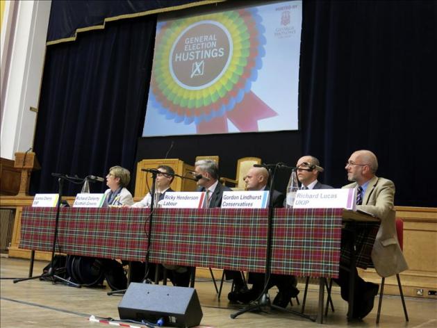 Un momento del acto celebrado hoy en la circunscripción británica del suroeste de Edimburgo, con los candidatos locales a las elecciones del Reino Unido. EFE