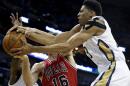 Anthony Davis de los Pelicans de Nueva Orleáns, derecha, disputa un rebote con Pau Gasol de los Bulls de Chicago, el sábado 7 de febrero de 2015. (AP Foto/Gerald Herbert)
