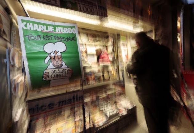 La "une" de Charlie Hebdo du 14 janvier, le premier numéro paru depuis l'attentat du 7 janvier qui a décimé la rédaction de l'hebdomadaire satirique. François Hollande a assuré lundi que la France n'insultait personne lorsqu'elle défendait la liberté d'expression, alors que des musulmans ont manifesté à travers le monde contre la publication d'une caricature du prophète Mahomet par Charlie Hebdo. /Photo prise le 14 janvier 2015/REUTERS/Eric Gaillard