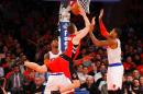 Tyler Hansbrough, de los Toronto Raptors , lanza a canasta entre Iman Shumpert y Jeremy Tyler, de los New York Knicks, en un partido de la NBA jugado en el Madison Square Garden de Nueva York el 16 de abril de 2014