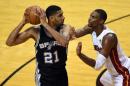 Chris Bosh (D), de Miami Heat, defiende una ofensiva de Tim Duncan, de San Antonio Spurs, durante el cuarto juego final de la NBA, el 12 de junio de 2014 en Miami