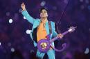 En esta foto del 4 de febrero del 2007, Prince canta durante el espectáculo del medio tiempo del Super Bowl en el Dolphin Stadium en Miami. Prince, aclamado como uno de los músicos más creativos e influyentes de su era, con éxitos como "Little Red Corvette", ''Let's Go Crazy" y "When Doves Cry", fue hallado muerto en su casa el jueves 21 de abril del 2016 en un suburbio de Minneapolis, según su publicista. Tenía 57 años. (AP Foto/Chris O'Meara, Archivo)