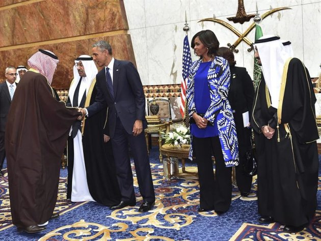 Michelle Obama, recibidos por el nuevo rey saudí, Salman bin Abdelaziz (dcha). EFE/Agencia De Prensa Saudí (SPA) 