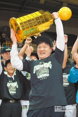 台啤隊收下隊史第4冠，總教練閻家驊高舉冠軍獎盃。（黃世麒攝）