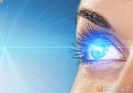 長時間接觸藍光，容易造成眼部產生大量的自由基，加速老化的速度，使黃斑部病變問題提早報到。