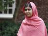 En esta imagen de archivo tomada el 27 de septiembre de 2013, Malala Yusafzai escucha la introducción que el presidente de Harvard, Gilpin Faust, hace de ella a periodistas en la Universidad de Harvard, Massachusetts. Malala ganó el premio Nobel de la Paz, se anunció el viernes 10 de octubre de 2014. (Foto AP/Jessica Rinaldi, Archivo)