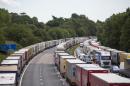 Des files de camions s'étirent le 30 juillet 2015 dans le sud de l'Angleterre pour passer en France