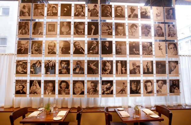 Ces photographies présentent toutes les personnalités qui apparaissent sur la pochette de l'album "Sgt. Pepper's Lonely Hearts Club Band" des Beattles dans le restaurant de l'hôt