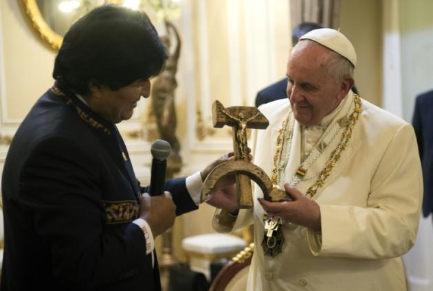 El presidente de Bolivia, Evo Morales, entrega al papa Francisco, el 8 de julio de 2015, un crucifijo tallado sobre un martillo y una hoz, en homenaje al jesuita Luis Espinal, luchador social asesinado en 1980