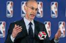 El comisionado de la NBA, Adam Silver, habla en una conferencia de prensa en Nueva York, el 29 de abril de 2014 (AP Foto/Kathy Willens, ARCHIVO)