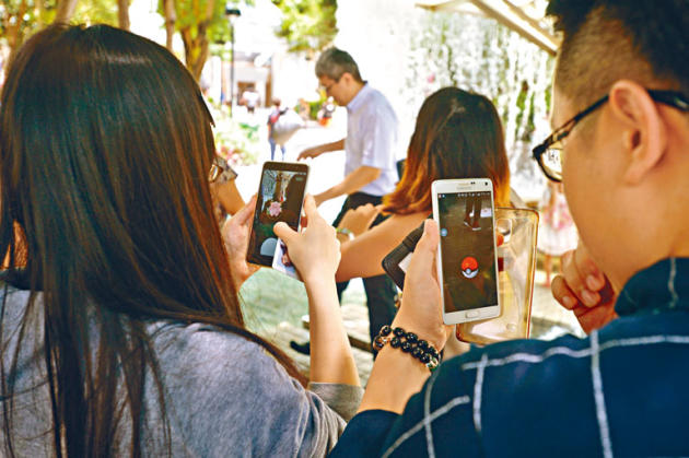 人氣手機遊戲Pokémon Go昨早正式在本港開通，隨即掀起全城瘋狂搜捕精靈熱潮。
