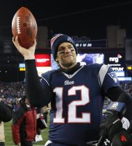 El quarterback Tom Brady de los Patriots de Nueva Inglaterra tras la victoria ante los Ravens de Baltimore en los playoffs de la NFL, el sábado 10 de enero de 2015. (AP Foto/Elise Amendola)