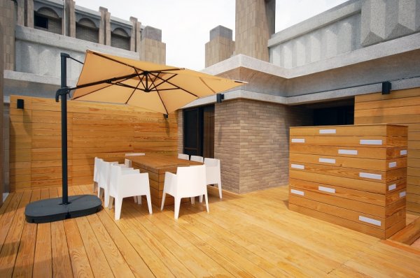 頂樓露台使用南方松打造休閒空間，適度墊高亦具隔熱效果。圖片提供／Ai建築及室內設計