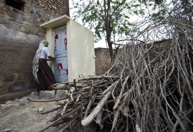 Indiana utiliza banheiro doado por organização beneficente no estado de Haryana, em 29 de agosto de 2014