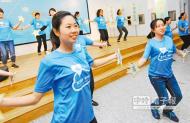 台東縣政府宣布「宜居台東─健康城市」開跑，縣府員工大跳甩肉健康舞。