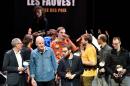 El dibujante de cómics francés Etienne Davodeau (2º izq) y el escritor y periodista francés Benoit Collombat (izq), tras recibir uno de los premios del Festival de Cómic de Angulema, en Francia, el 30 de enero de 2016