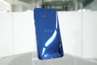 HTC在推出全新旗艦手機U Ultra以及U Play。U Ultra採用5.7吋大螢幕，跟LG V10一樣擁有雙螢幕，大小螢幕分開使用，讓使用者可在大螢幕上做平常智慧型手機的影音，遊戲，而小螢幕則是分工來做各種APP的通知，並且搭載智慧AI助理，自動判斷哪一些聯絡人是重要的，優先排序重要聯絡人的動態。