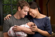 El consejero delegado de Facebook, Mark Zuckerberg, y su esposa dijeron que planean ceder el 99 por ciento de su fortuna en acciones de la compañía a una nueva organización de caridad que crearán en conjunto, al tiempo que anunciaron el nacimiento de su primer hijo. En la imagen, Mark Zuckerberg y su mujer celebran el nacimiento de su hijo REUTERS/Con permiso de Mark Zuckerberg