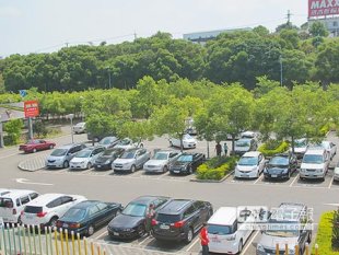 中秋3天連假，清水服務區車潮多集中在下午時出現，停車位幾乎被停滿。（趙麗妍攝）
