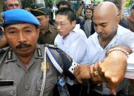 (2006) Andrew Chan (e) e Myuran Sukumaran são escoltados para o tribunal, em Bali