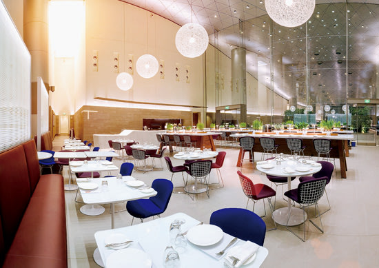 Al Mourjan貴賓室就像是5星級精品飯店的空間感，或是幾張具有設計感的椅子、桌子或是餐食而已