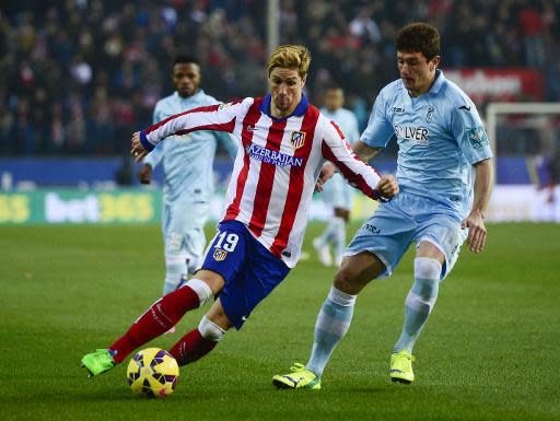 El delantero rojiblanco Fernando Torres intenta irse del centrocampista rival Piti durante el partido liguero Atlético de Madrid-Granada del pasado 18 de enero en el estadio Vicente Calderón