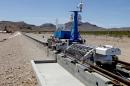 Un vehículo y raíles en el primer ensayo del sistema de propulsión Hyperloop, el 11 de mayo de 2016 en el desierto de Las Vegas, Nevada (EEUU)