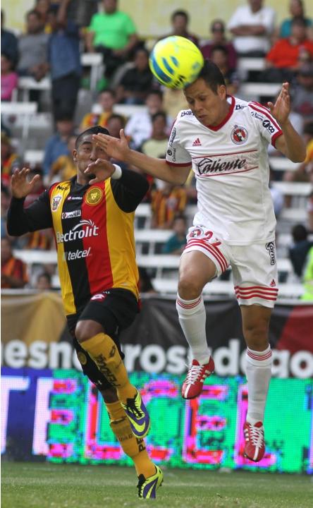 MEX30. GUADALAJARA (MÉXICO), 22/02/2015.- El jugador del Leones Negros Rodolfo Vilchis (i) disputa el balón con Juan Nuñez (d) del Xolos hoy, domingo 22 de febrero de 2015, en un partido de la jornada