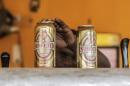 La bière Soweto Gold, avec comme emblème un poing levé sur fond d'épis de malt, à la brasserie Ubuntu Kraal de Soweto, le 13 mai 2015