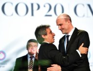 O ministro peruano do Meio Ambiente, Manuel Pulgar, recebe o presidente da COP, Marcin Korolek, durante cerimônia de abertura do evento, em Lima, 1 de dezembro de 2014
