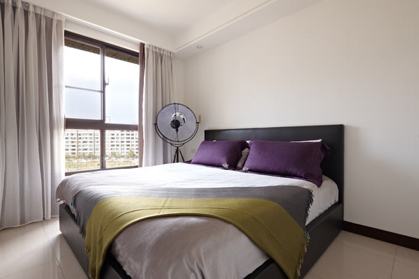 主卧室設計簡潔留白，並以特色立燈讓空間的表情更豐富，也凸顯出居住者的個性與品味。