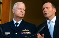 El primer ministro australiano, Tony Abbott (dcha), y el jefe del Estado Mayor de la Defensa, Mark Binskin, anuncian en el Parlamento en Camberra (Australia), el 3 de octubre de 2014, que Australia se unirá a los bombardeos aéreos liderados por EE.UU contra las posiciones del Estado Islámico (EI) en Irak. EFE/Archivo