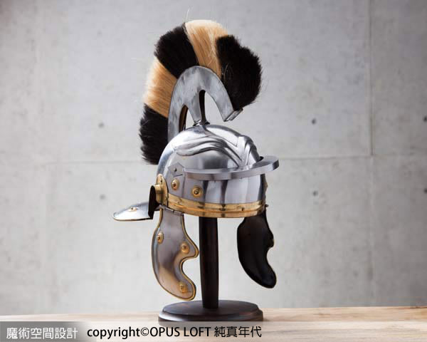 羅馬軍團隊長頭盔，根據古代作法在盔頂裝飾馬鬃造型。（圖片提供／純真年代 OPUS LOFT）