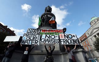Ιρλανδία: 10.000 διαδηλωτές έξω από το κοινοβούλιο για τις αυξήσεις στο νερό