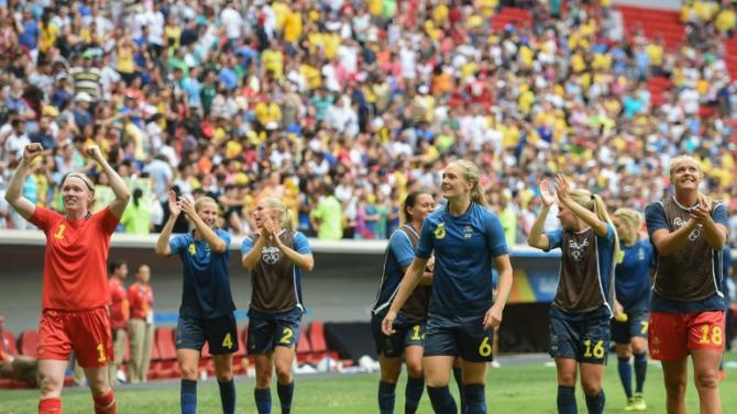 Jogadoras da SuÃ©cia comemoram vitÃ³ria sobre os EUA, nos Jogos OlÃ­mpicos do Rio, no dia 12 de agosto de 2016