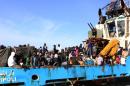 Un bateau des garde-côtes lybiens, chargé de migrants interpellés en mer, arrive au port de Misrata, le 3 mai 2015