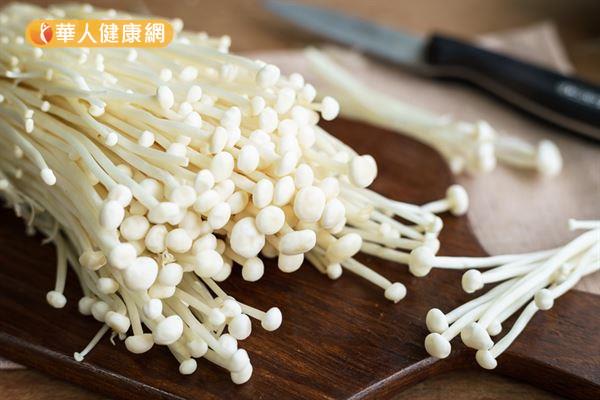 金針菇之所以久煮不爛和「不死」，關鍵在於「非水溶性纖維」及幾丁質‧幾丁聚醣（Chitosan）較多。