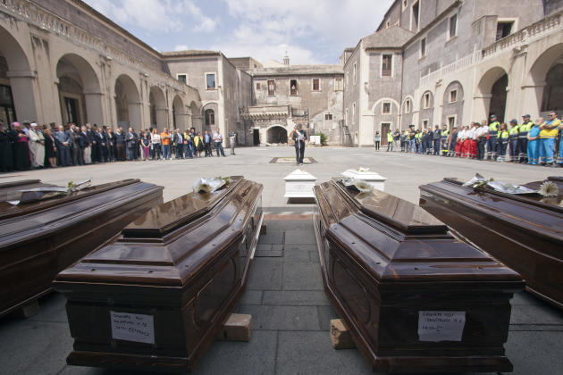 Catania, celebrati i funerali dei 17 migranti morti$