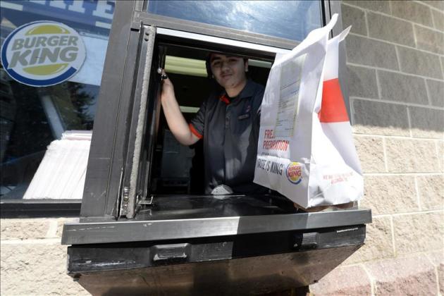 Según cifras oficiales, Canadá aceptó en 2012 unos 330.000 trabajadores temporales extranjeros, muchos de ellos para ser empleados por cadenas de comida rápida. EFE/Archivo