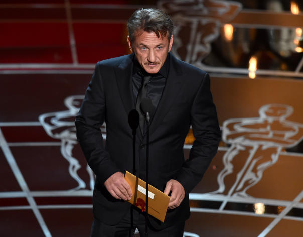 Sean Penn Presenta el Oscar a la mejor Película el domingo 22 de febrero del 2015 en el Teatro Dolby en Los Ángeles.  (Foto por John Shearer / Invision / AP)