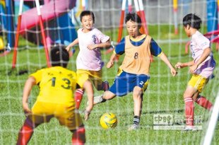 兩岸三地的台大學生，17日到台東豐里國小教學童踢足球，下午分組對抗賽，小朋友展現腳上功夫。（莊哲權攝）